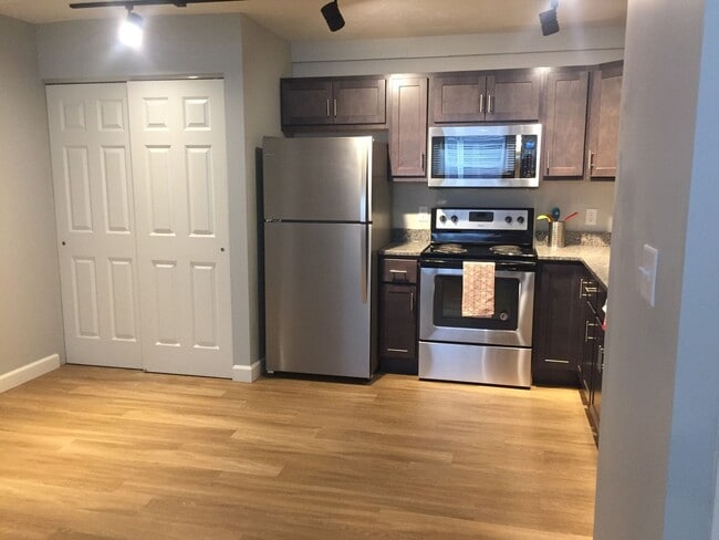 Interior Photo - 512 E Stoughton St