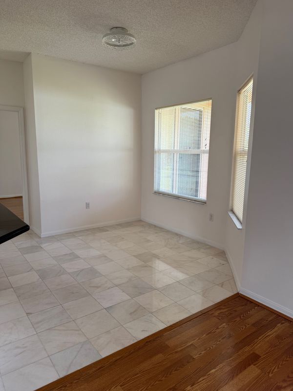 Building Photo - 42 Raintree Pl