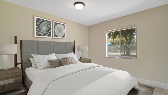 Building Photo - Renovated 2 bedroom 1 bath Pet Friendly Apt with Washer Dryer hook ups