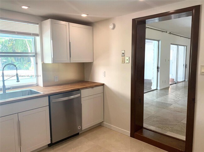 Foto del edificio - 3280 NE 164th St