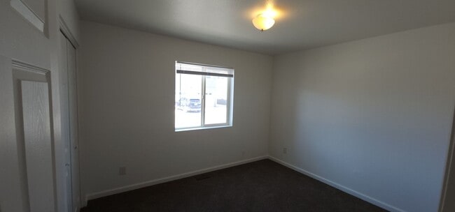 Building Photo - 1240 W Newlands Dr
