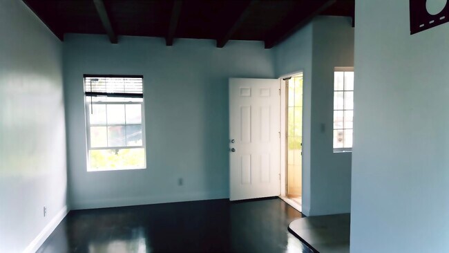 Sala de estar de 2847 Armacost Ave - 2847 Armacost Ave