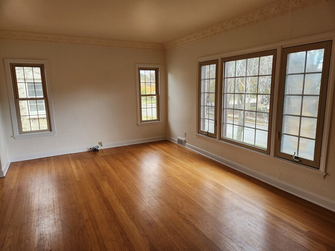 Primary Photo - 1313 E Kensington Blvd