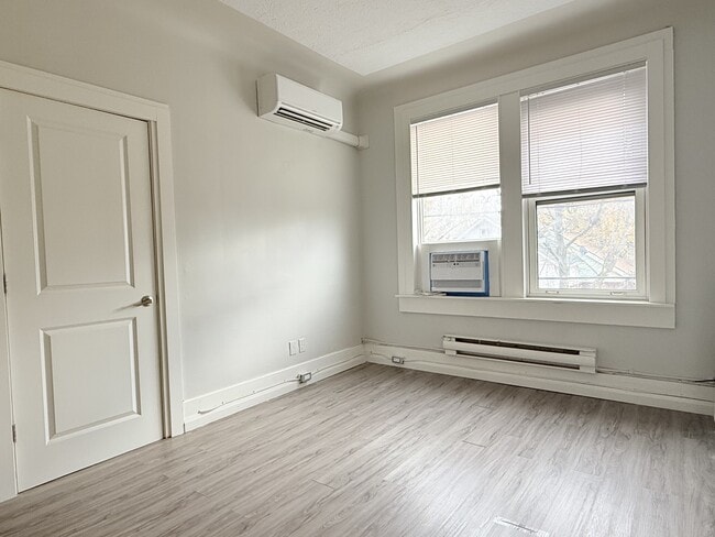 Building Photo - 1495 Gladstone Ave