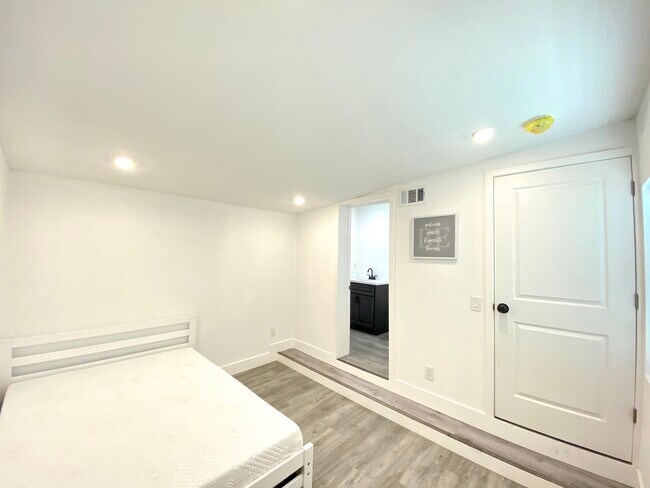 Building Photo - 1325 W 30th St