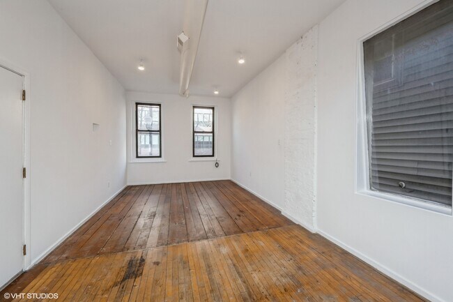 Building Photo - 565 W 18th St