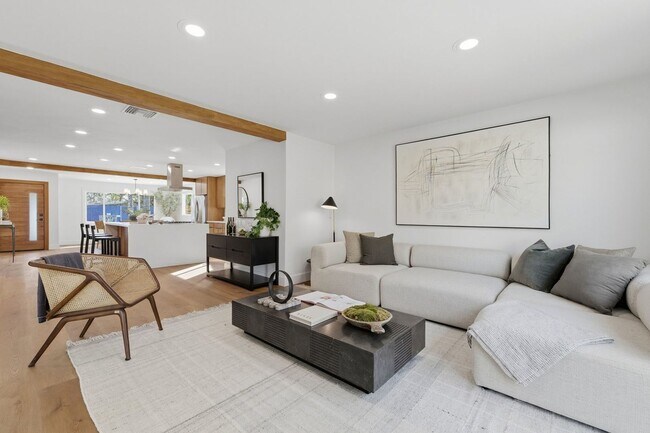 Building Photo - Newly Renovated Home in the Heart of West Hills!