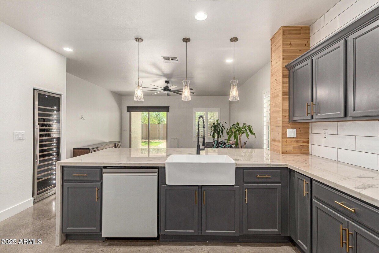 Foto principal - 1653 W Straight Arrow Ln
