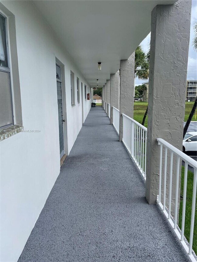 Foto del edificio - 8510 Sunrise Lakes Blvd