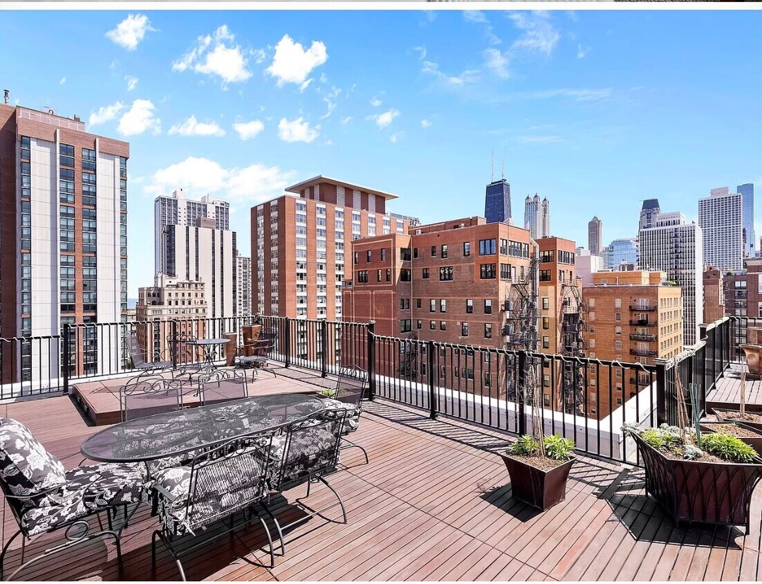Foto principal - 1339 N Dearborn St