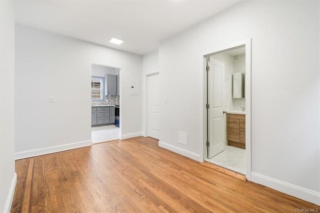 Building Photo - 340 S 6th Ave