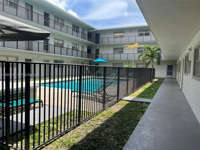 Foto del edificio - 16215 NE 18th Ct