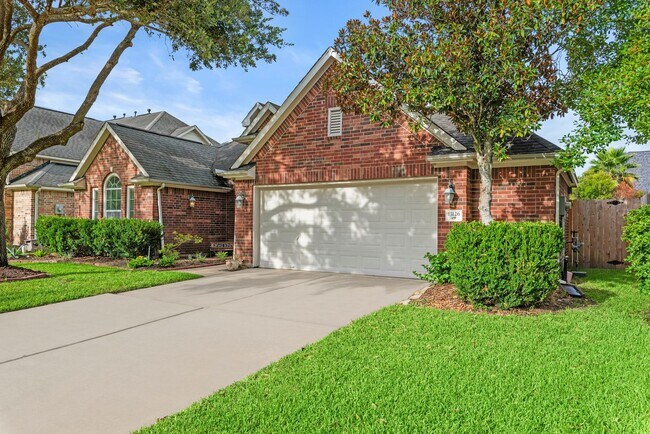 Foto del edificio - Elegant 1.5 Story in Top School Zone W/ De...