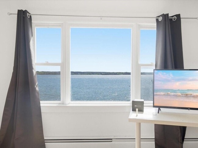 Building Photo - 38 Aquidneck Ave