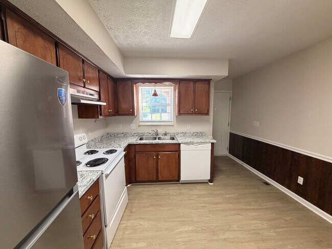Foto del edificio - 406A Hazelwood Dr