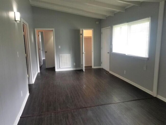 Building Photo - Updated Ranch Home Near VW!