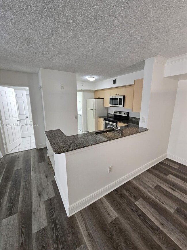 Foto del edificio - 2451 Centergate Dr