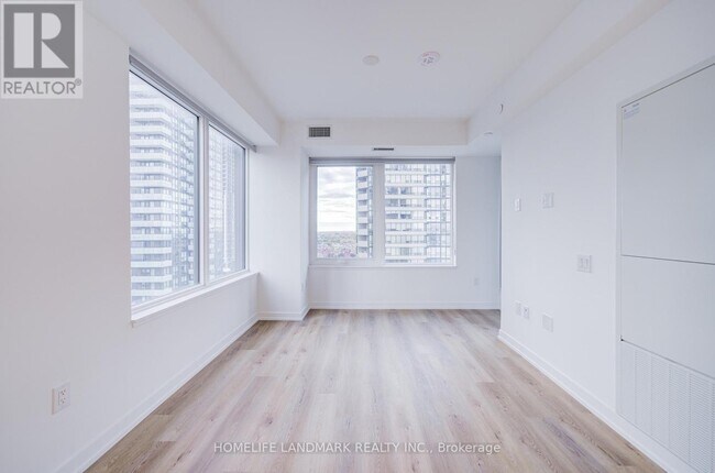 Photo du bâtiment - 395 Square One Dr