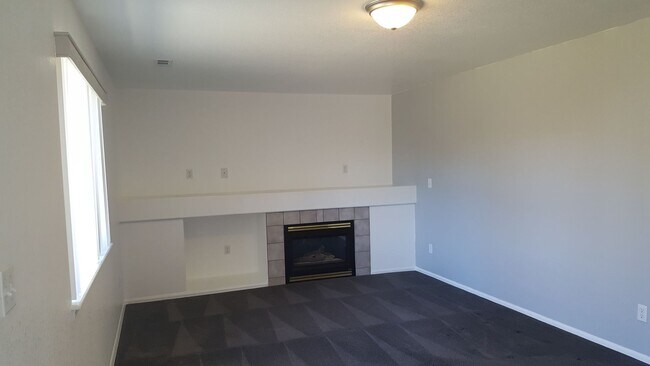 Foto del edificio - Spacious 3-Bed, 3-Bath Home with Finished Basement and Huge Backyard on Quiet Cul-de-Sac