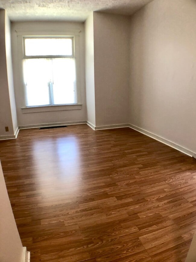 Building Photo - 1 Bed / 1 Bath on 10th Ave close to Wexner...