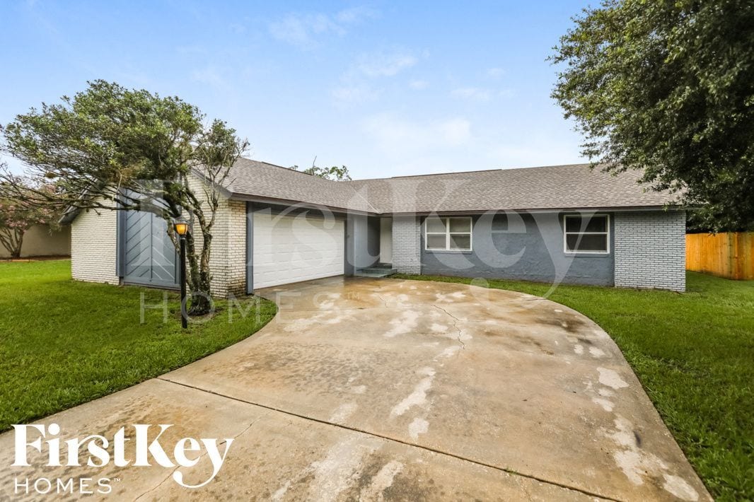 Foto principal - 2045 Houndslake Dr