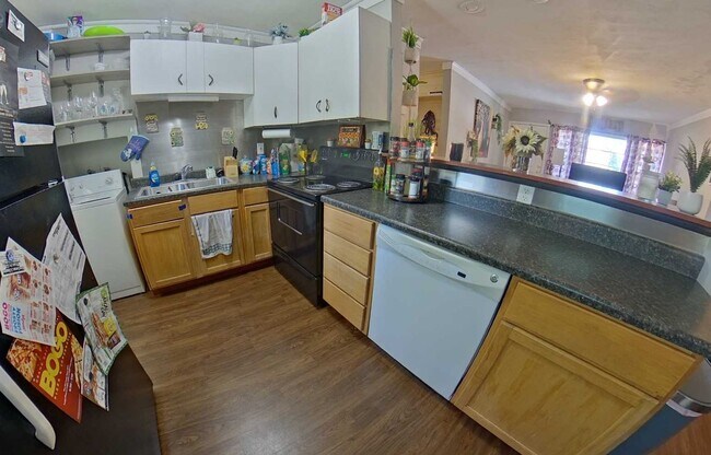 Foto del edificio - Fenced-in Yard + Washer & Dryer Included + Off-Street Parking! Available Now!