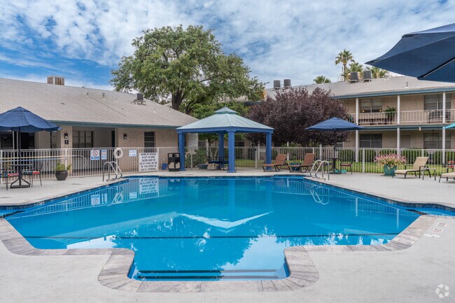 Piscina - Edgemere Apartments