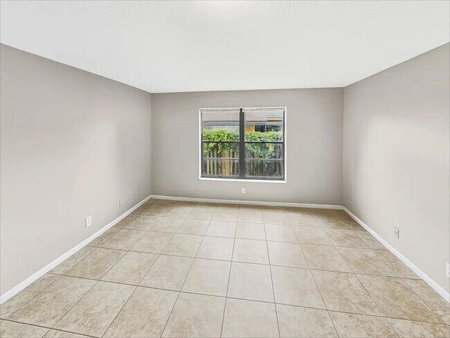 Foto del edificio - 784 Ryanwood Dr