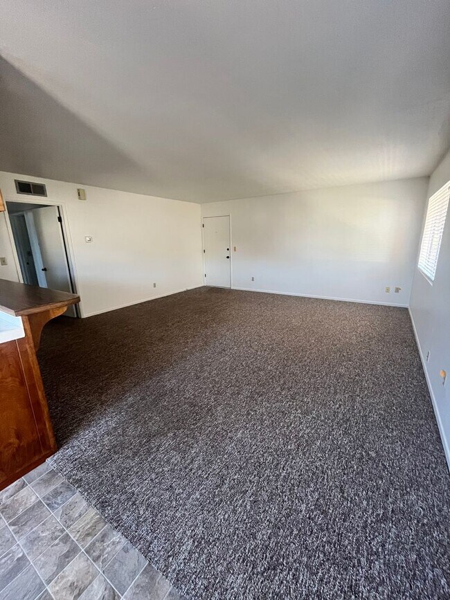 Foto del edificio - Downstairs apartment in Fourplex