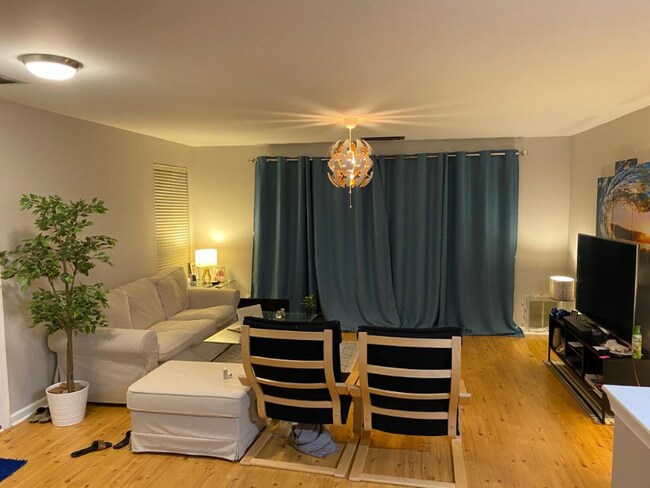 Foto del edificio - 703 Quail Rd