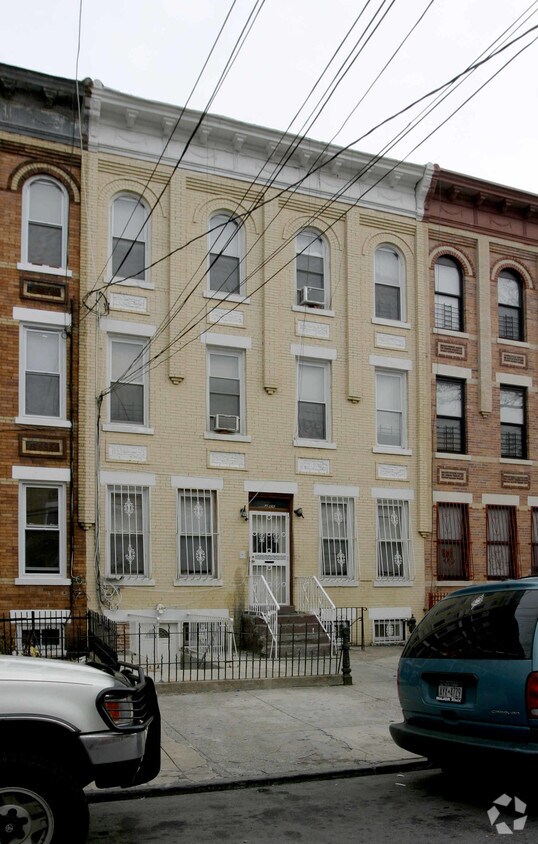 Foto principal - 455 Wyona St