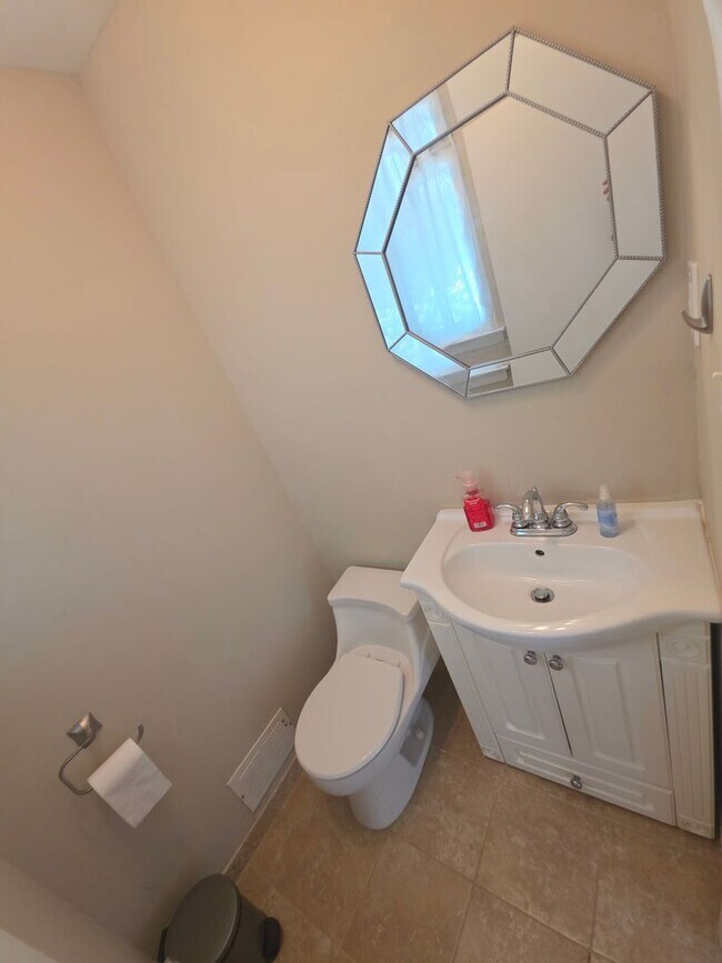 Building Photo - 918 Merritt Dr