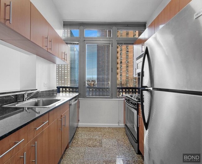 Building Photo - 408 E 92nd St