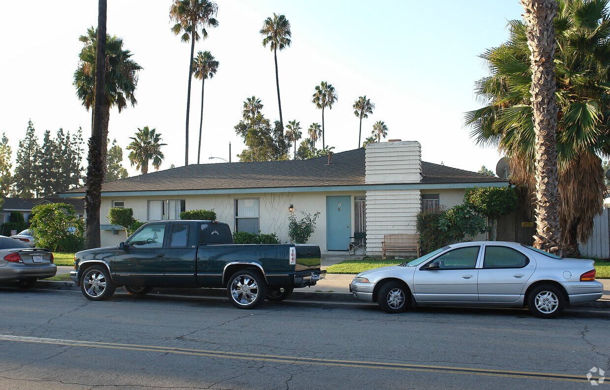 Building Photo - 2144 E Almont Ave
