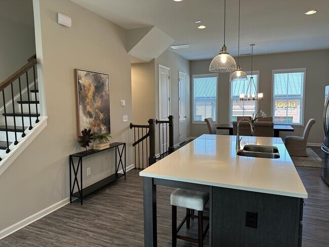 Building Photo - 6310 Cortland Walk