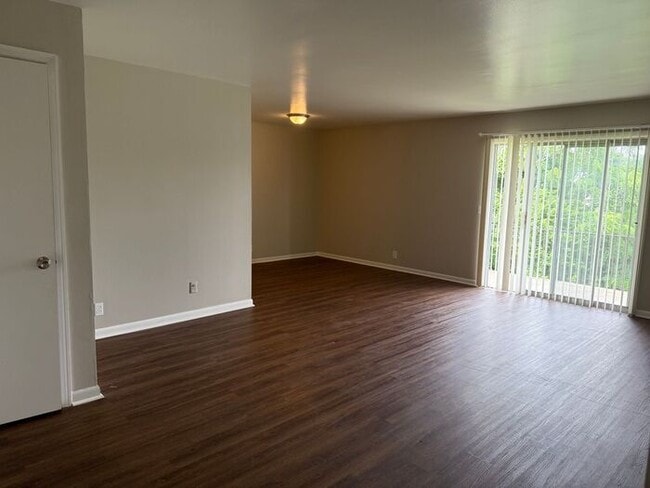 Building Photo - 2 Bedroom Unit was recently renovated. Liv...