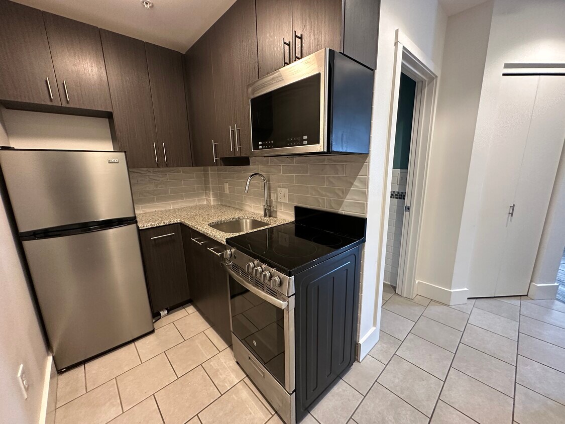 Primary Photo - 1702 W 28th St