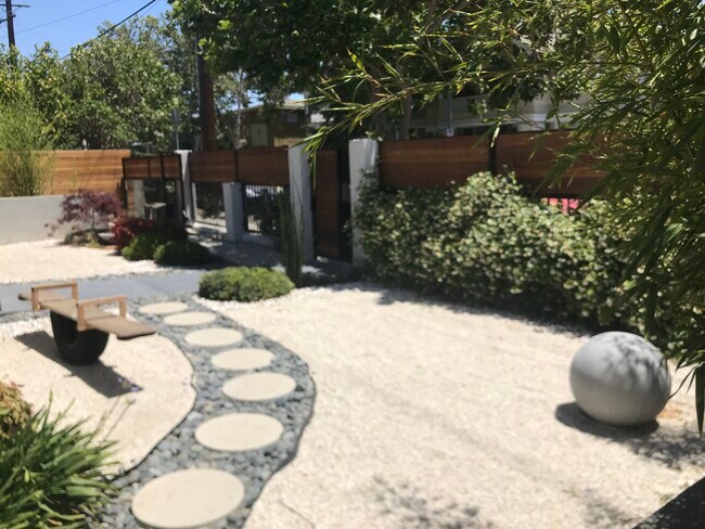 Patio delantero - 1347 W 23rd St