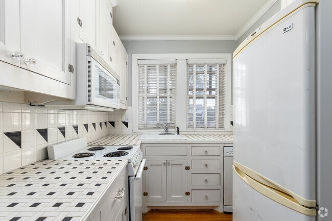 1BR, 1BA - 600SF - Kitchen - The Bryan Apartments