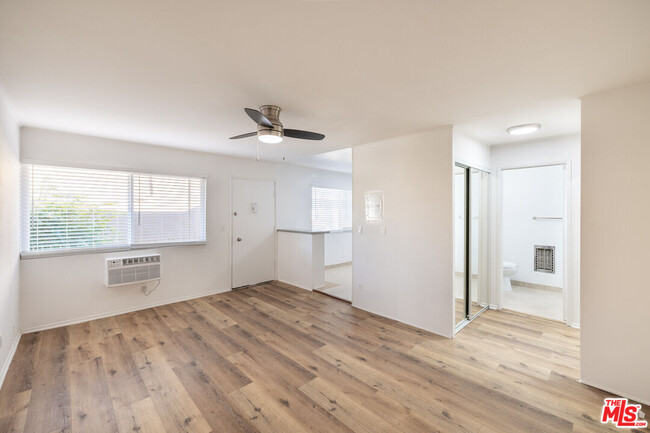 Foto del edificio - 5541 Newcastle Ave