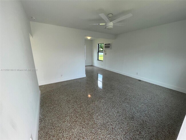 Building Photo - 860 NE 124th St