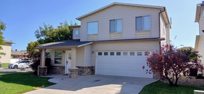 Foto del edificio - 672 Theresea Ct