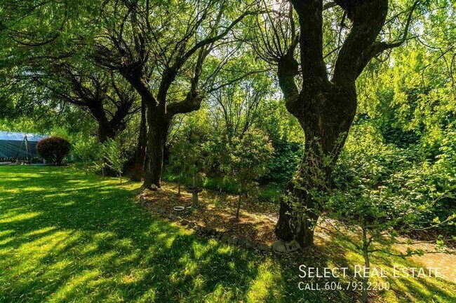 Photo du bâtiment - 7465 Crestwood Dr