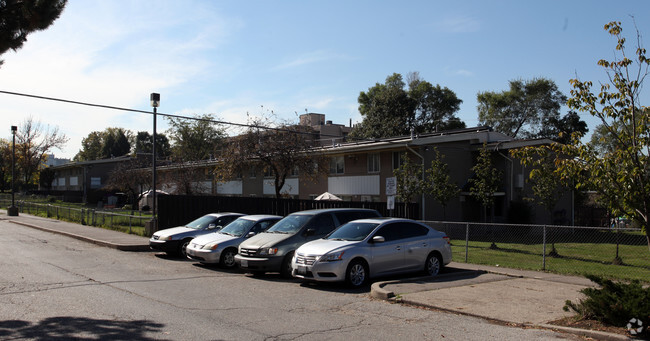 Photo du bâtiment - 1901 Sheppard Ave W