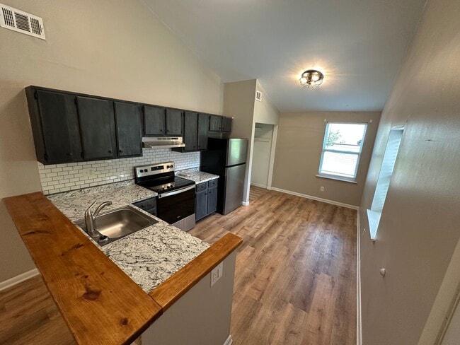 Building Photo - 4630 Woodside Dr