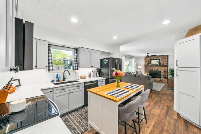 Building Photo - 3700 Dinsmore Castle Dr