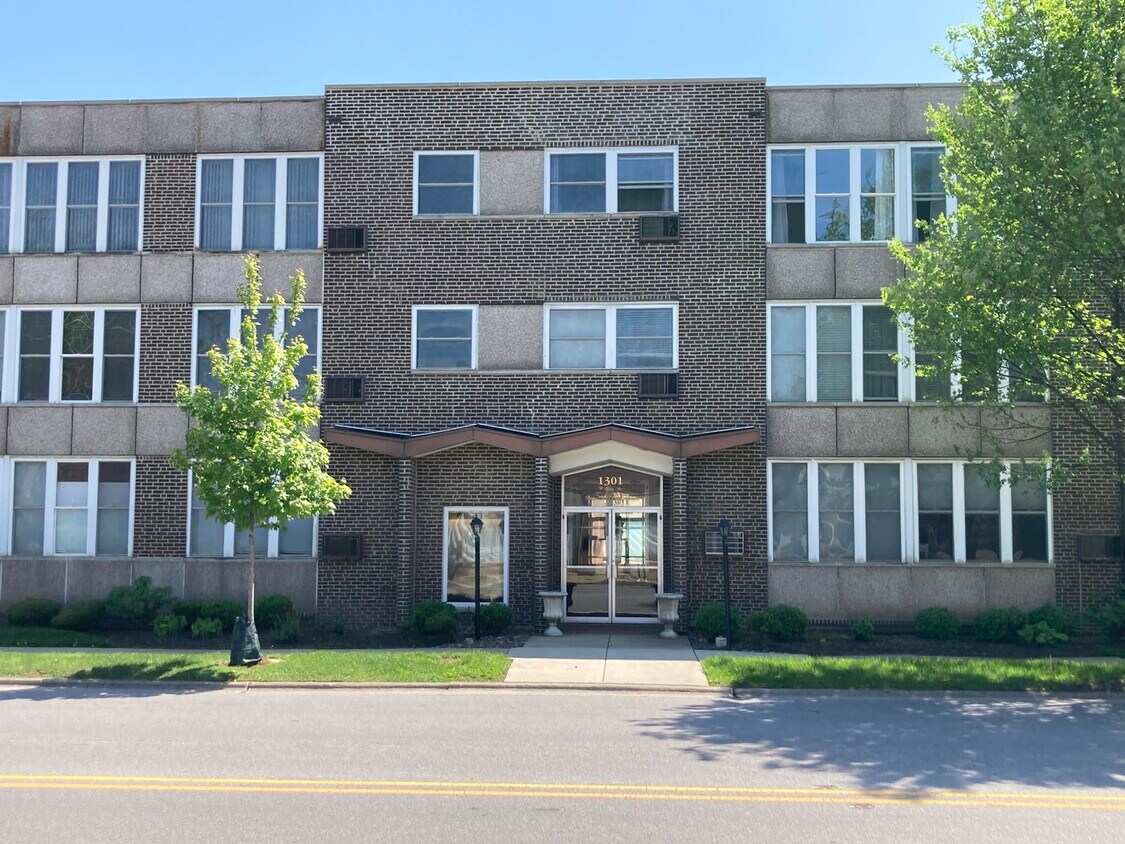 Primary Photo - 1301 W Touhy Ave