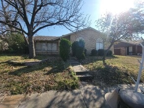 Building Photo - 2118 Cedarcrest Dr