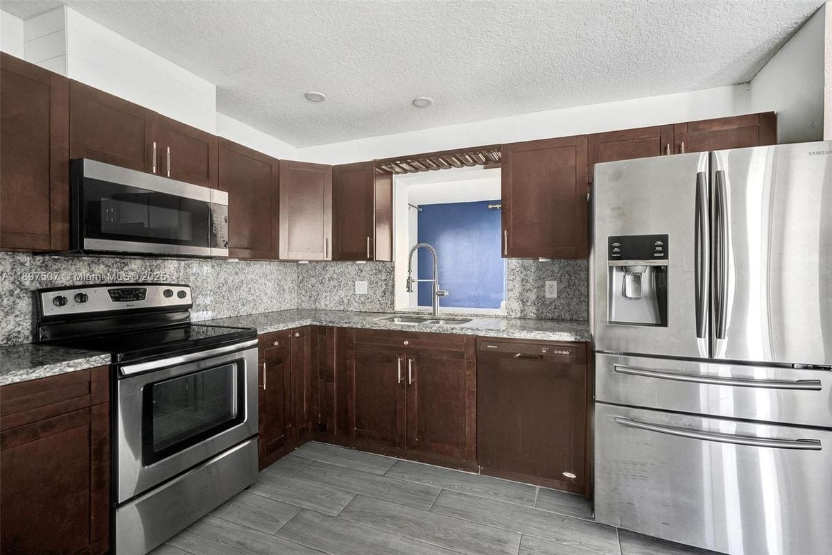 Foto principal - 8105 SW 10th St