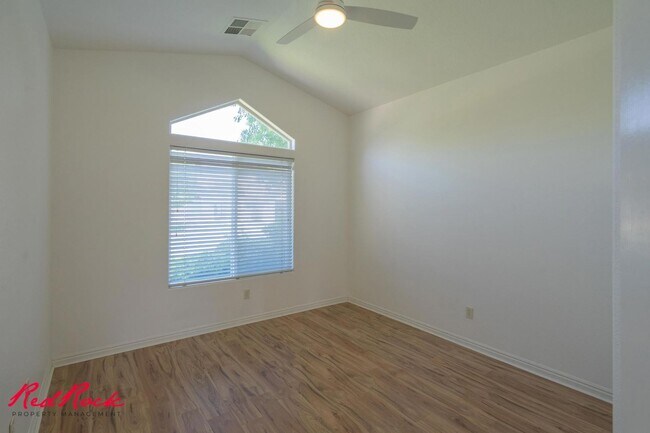 Building Photo - Inviting 3 Bedroom Home with Spacious Livi...